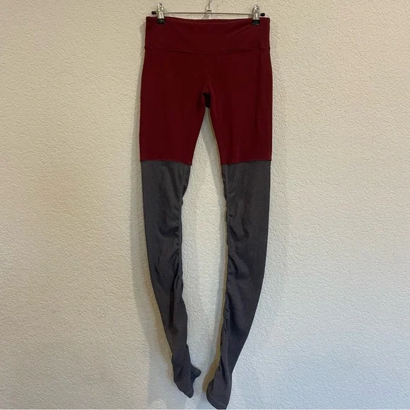 Alo Yoga Goddess Leggings in Berry / Stormy - Picture 4 of 9